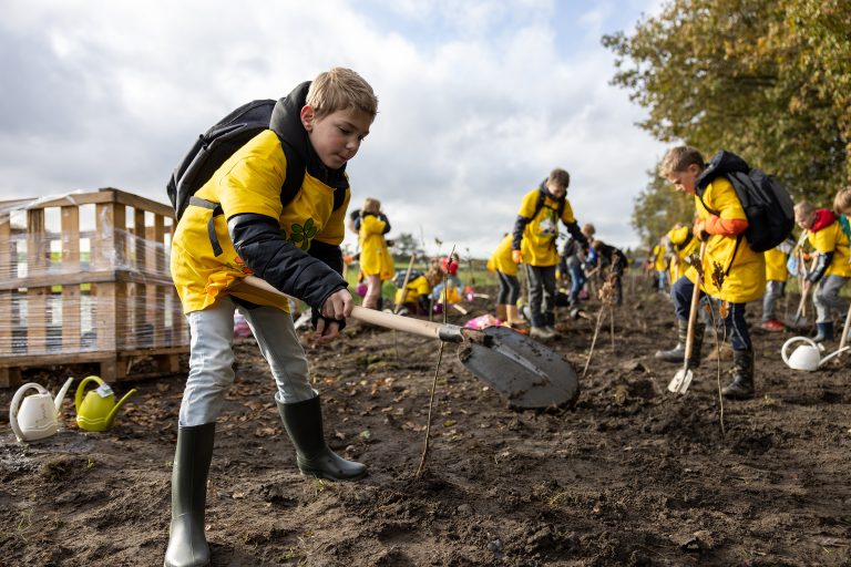 Gezocht: bedrijven waar kinderen bomen of struiken mogen planten